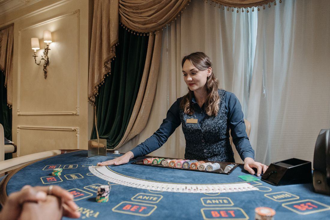 Dealer kartu profesional di meja casino langsung