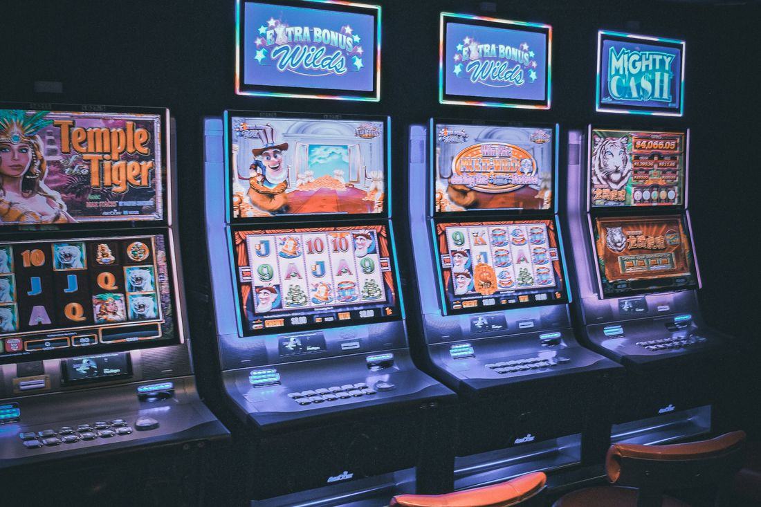 Barisan mesin slot menyala di lantai kasino