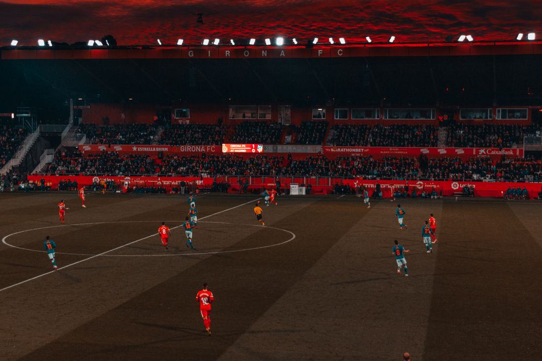 Stadion sepak bola saat pertandingan bergelora