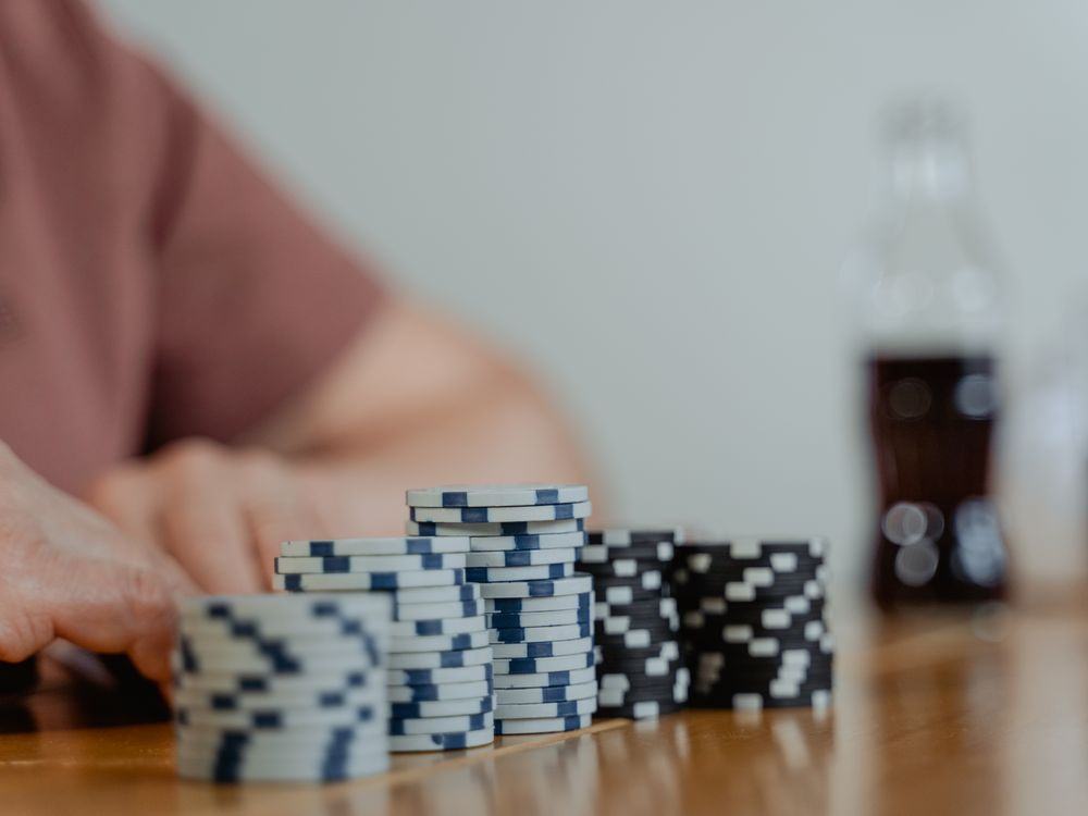 Tumpukan chip poker rapi di atas meja