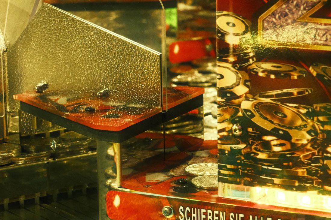 Kumpulan token kasino berwarna-warni untuk bonus selamat datang